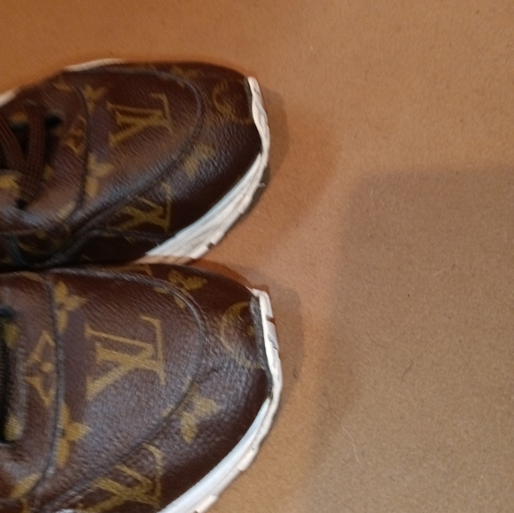 LV RUN AWAY SNEAKERS - Picture 10 of 12